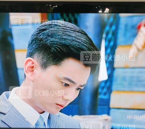 也是民国背景,这个发型就是普普通通的大背头罢了