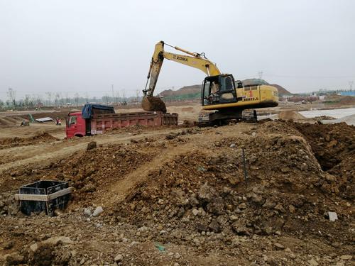挖运回填土.