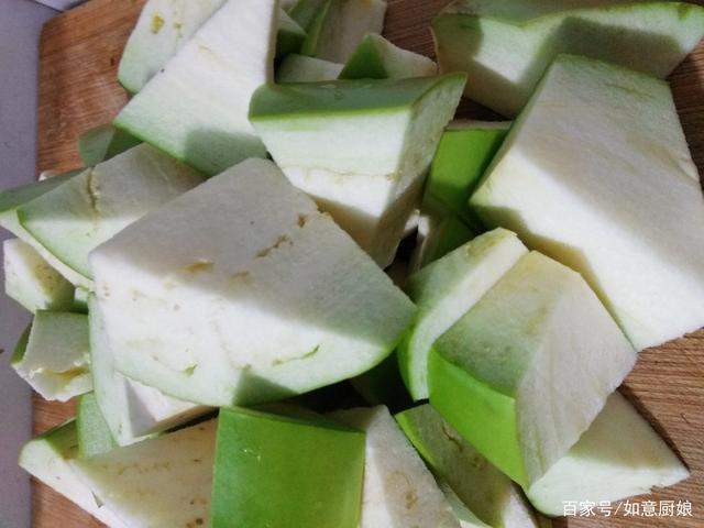 茄子不去皮,绿茄子肉厚,更适合地三鲜