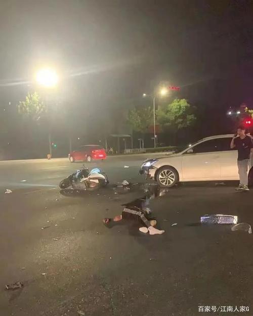 头盔都飞了海宁江南大道与文苑路交叉口发生一起惨烈车祸