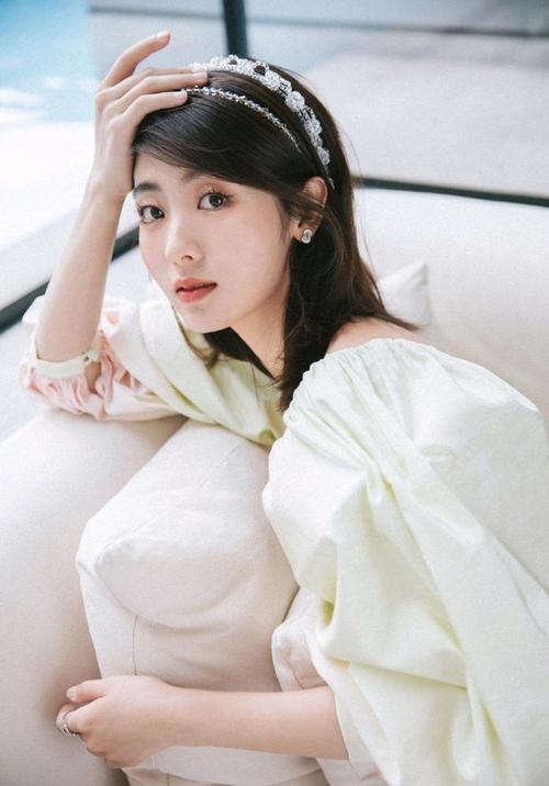 邢菲分享最新写真,一袭白色花朵刺绣连衣裙清新俏丽