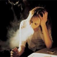 抽烟的女人很有故事 孤寂女生抽烟头像