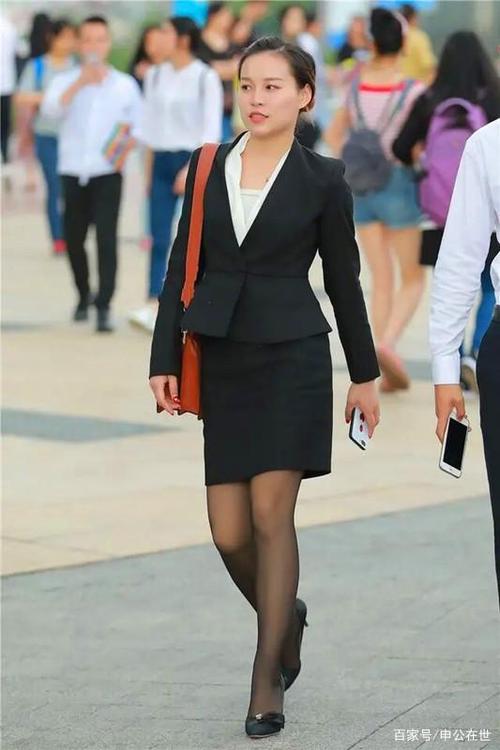 职业小正装配上黑色丝袜高跟鞋展现美女的成熟气质.