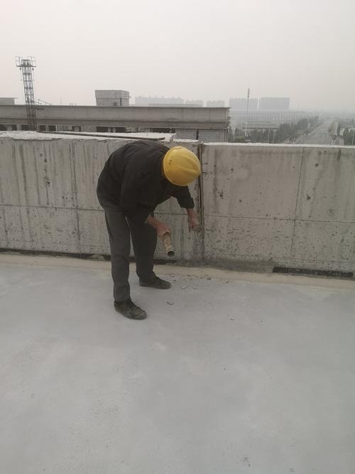 实训楼女儿墙伸缩缝剔凿