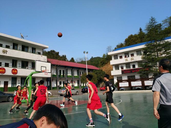 大圣中学校园篮球赛活动侧记