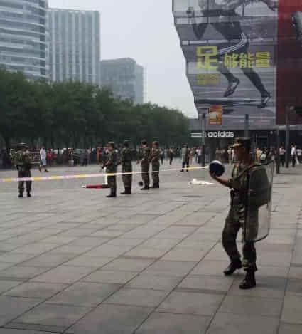 事件称,8月13日11时49分,接群众报警称,在朝阳区三里屯有一男子持刀