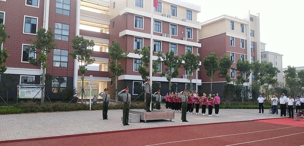 我们是开学典礼上最靓的仔!—新郑二中国旗护卫队