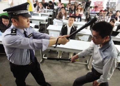 北京警察教老师使用警棍