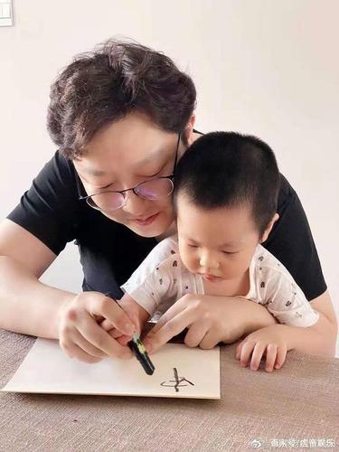 栾对传给了曹鹤阳,曹鹤阳的字估计不怎么样,让小朋友来帮忙的.