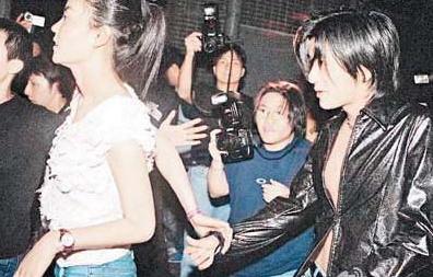 11年后王菲牵起了谢霆锋的手:却.