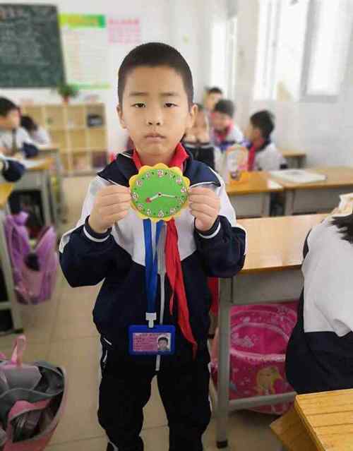 二年级手工做钟面图片 崇文学校一二年级创意钟面制作比赛