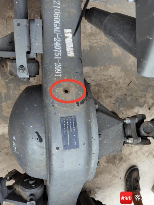 货车后面还没有安装车厢,在司先生指引下,记者现场看到,  新车后桥