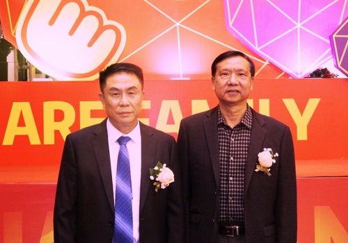 廖启元会长热情与会来宾代表合影留念
