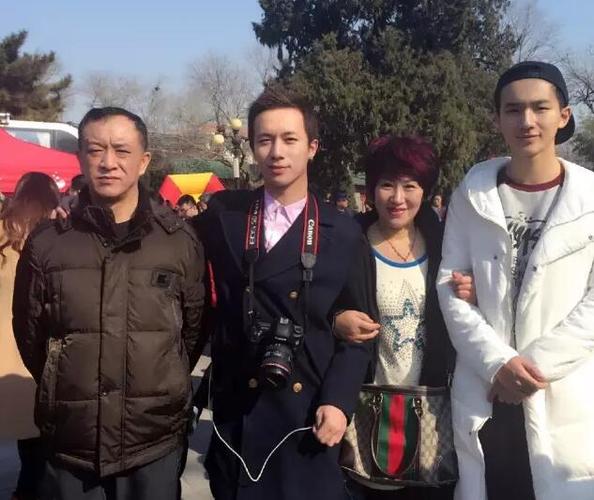 李明霖父母做什么的 父亲公司高层母亲政府领导(李明霖全家照)