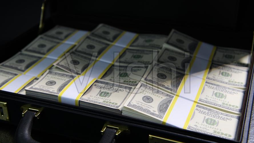 公文包里有成堆的100美元钞票