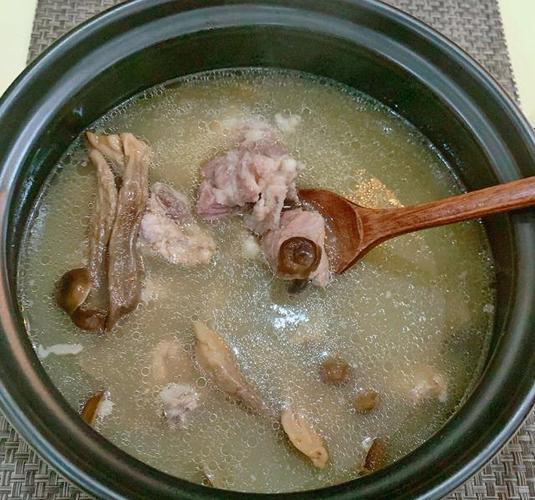 鹿茸菇排骨汤,营养滋补,鲜香不腻