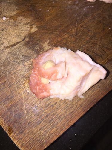 羊肉的肥肉里挤出淡黄色的东西,是什么啊?