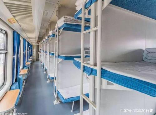 到达火车卧铺室,可以通过与卧铺相连的梯子爬到上铺或者中铺.