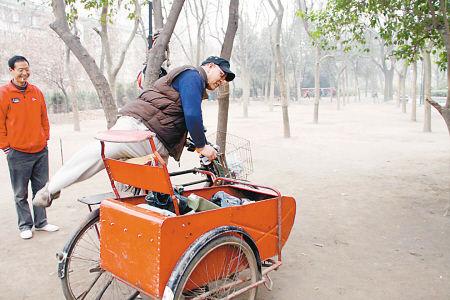 (记者黄亚平 实习生韩阳) 市民张师傅用一辆自行车改装成一辆偏斗三轮