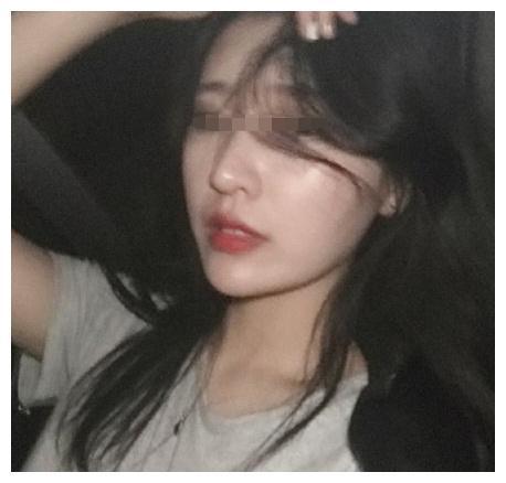 美女试衣间自拍撩起衣服的瞬间涨粉90万网友勇气可嘉