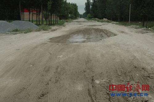 河北雄县:一条省级公路 吓跑投资商
