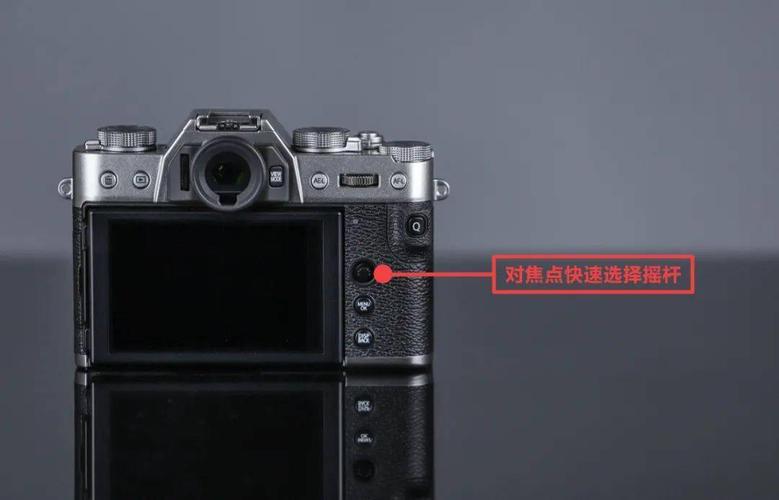 富士xt-30背部外观 背部 屏幕可以进行向下翻折,方便进行低角度构图