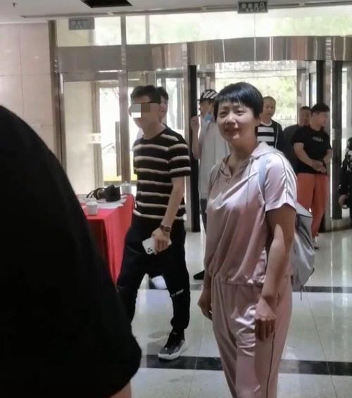 于谦老婆近照曝光!一身粉红色运动服酷似少女|白慧明