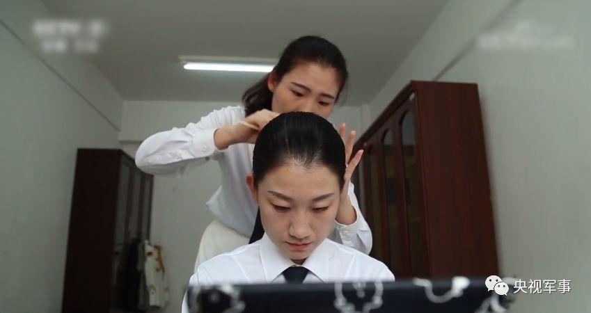 今天我们要认识的一位仪仗女兵,就是赵颖,现任解放军三军仪仗队女兵