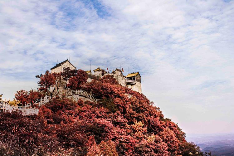 柏尖山在太行群峰中名不见经传,但"山不在高有仙则名",柏尖山在林州