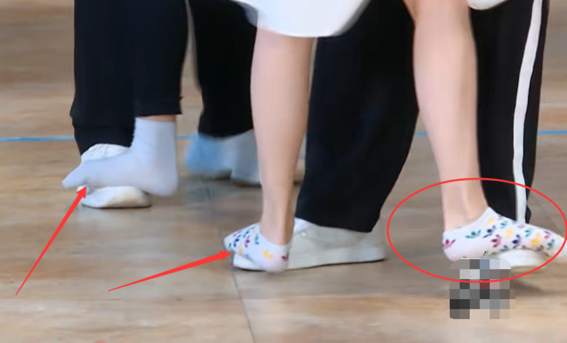 跑男女生集体脱鞋,都穿白袜,就baby不一样,一看就是当