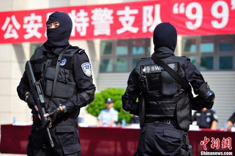 高清:深圳特警新式服装很有潮 警帽换成贝雷帽(组图)