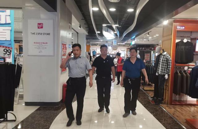 林州市委常委统战部长杨振宇,市领导魏永刚深入市场