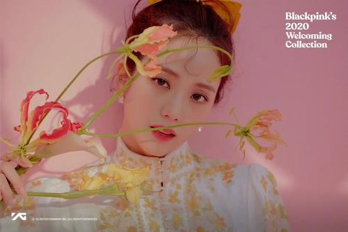 blackpink2020年历写真春日气息满满 手拿鲜花少女气质十足