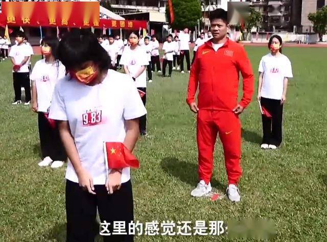 苏炳添现场示范起跑动作,学弟围观大饱眼福,中国飞人或跑到巴黎