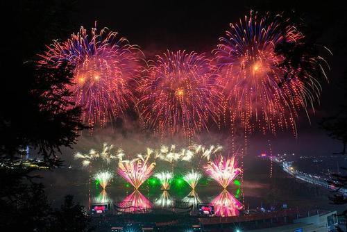 江西萍乡:"上栗之夜"创意焰火艺术汇演举行