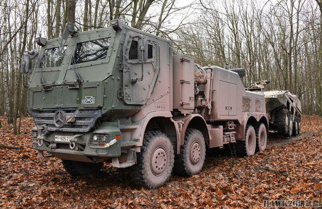 梅赛德斯-奔驰重型抢修车有充足的动力,可以长距离牵引"拳师犬"装甲