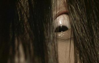 东莞街头惊现僵尸广告吓人长发的美女身着白衣犹如贞子