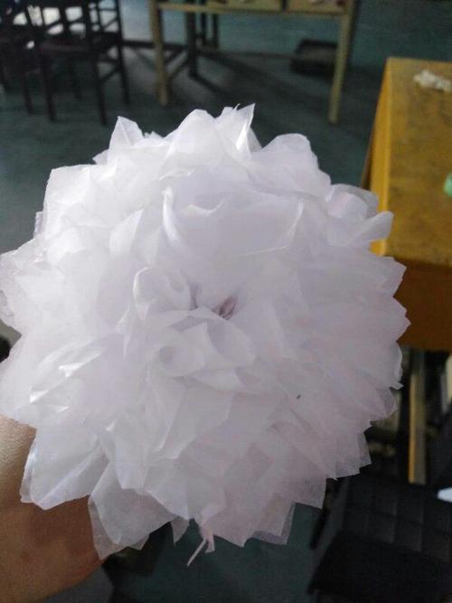 为了表示对先烈的敬畏之前,队员们自己亲手折的小白花