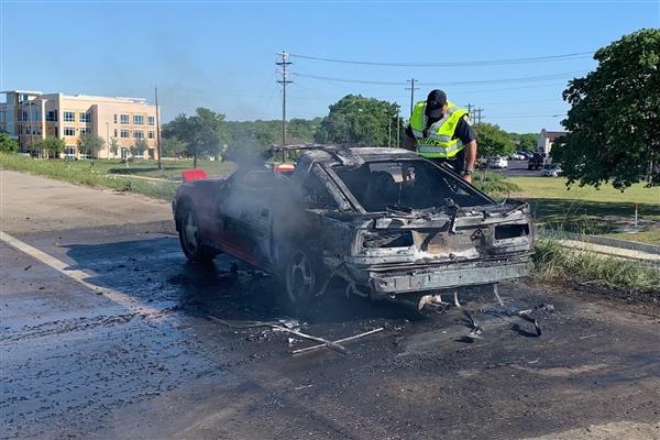 美国一汽车公路上演惊悚大片行驶中小跑车突然爆炸