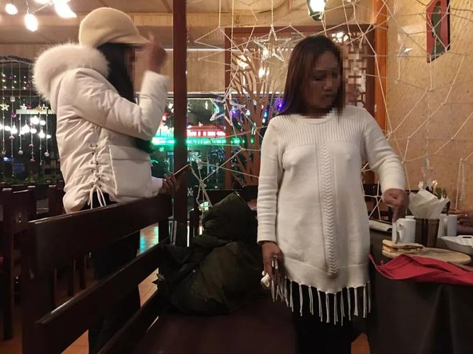 红娘(右)和越南姑娘阿梅(左)