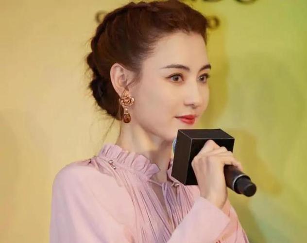 张柏芝难怪不显老混血颜值高级又精致完美结合中西方之美