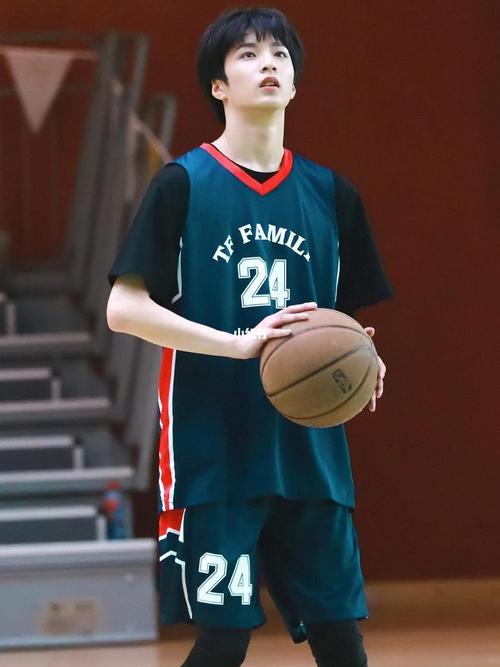 刘耀文打篮球壁纸_壁纸_刘耀文_篮球_素材_壁纸