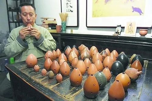 这位吹埙的人就是我省非物质文化遗产传承人于连军.