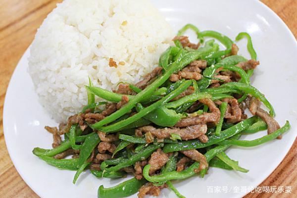 青椒炒肉丝盖饭