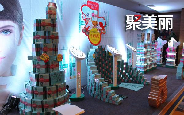 (会场后的产品陈列)