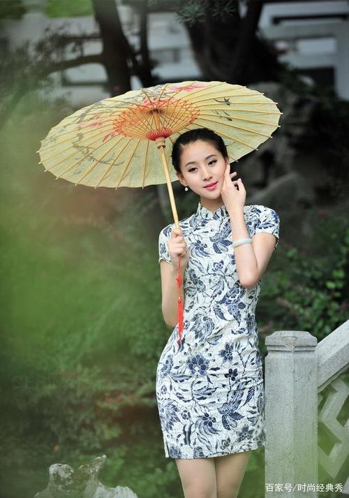 复古典雅的青花瓷旗袍,不经意间就流露出女人柔情似水的美
