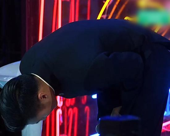 谢霆锋90度鞠躬点赞少女 《蜜蜂》上演生死虐恋