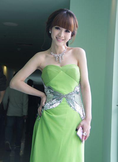 柳岩,前日现身深圳,与同门好搭档谢楠,大左一同主持音乐风云榜十年