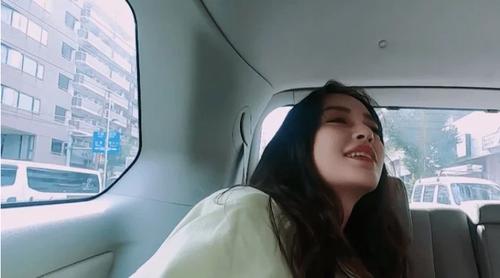 baby在车上眯着眼睛睡觉,当镜头拉近她的脸时,妥妥的睡美人!