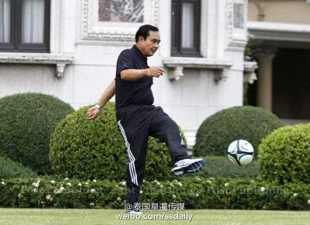 泰国总理巴育踢足球 不小心摔倒